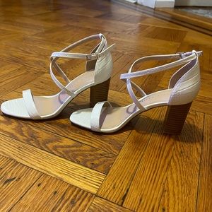 Kelly & Katie white’s shoes 7M